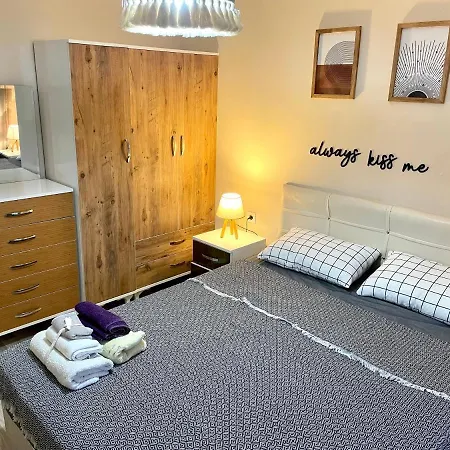 Theos Apartamento *